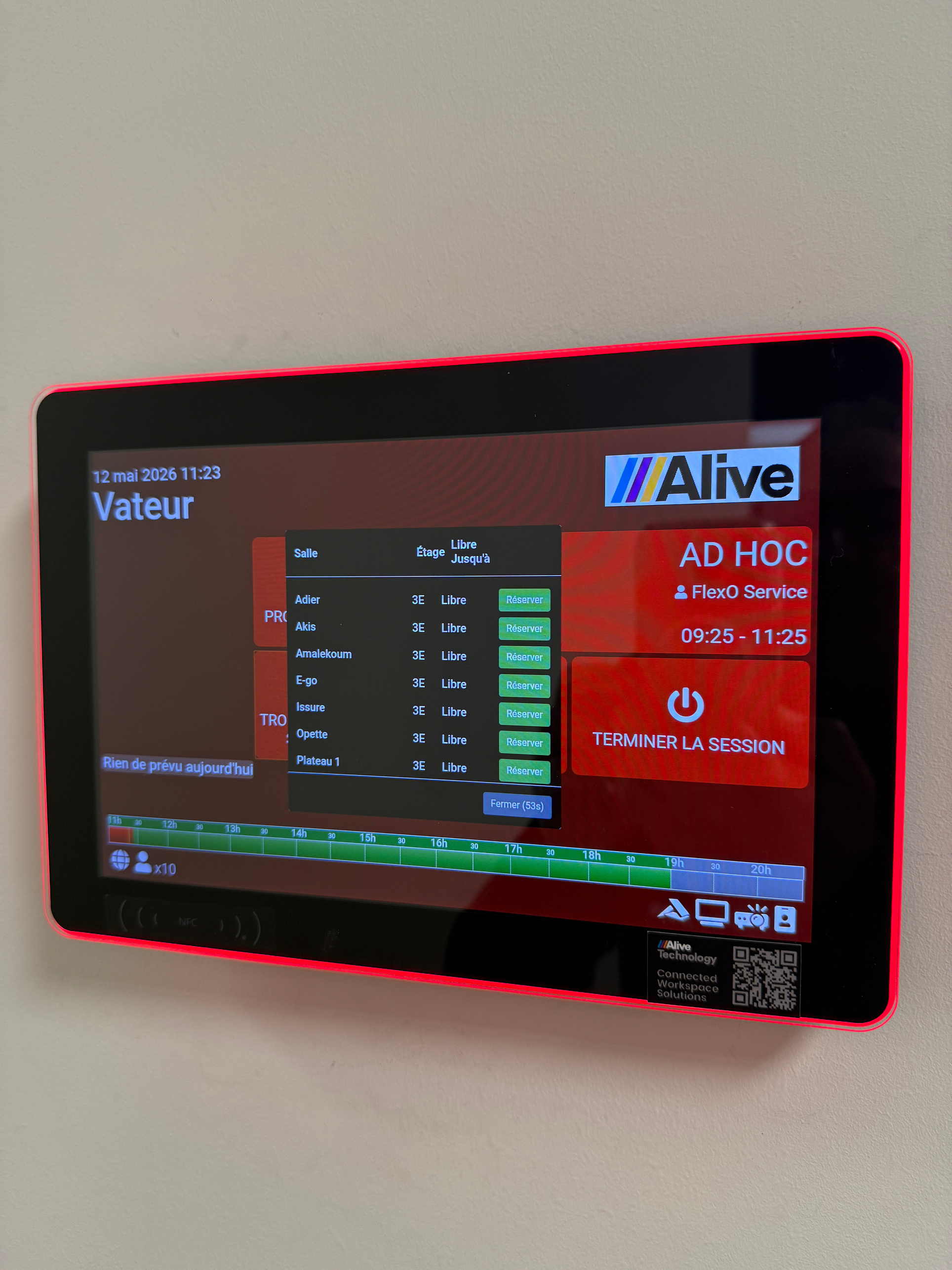 Vue de disponibilité multi-salles flexEZ sur une tablette Alive Technology