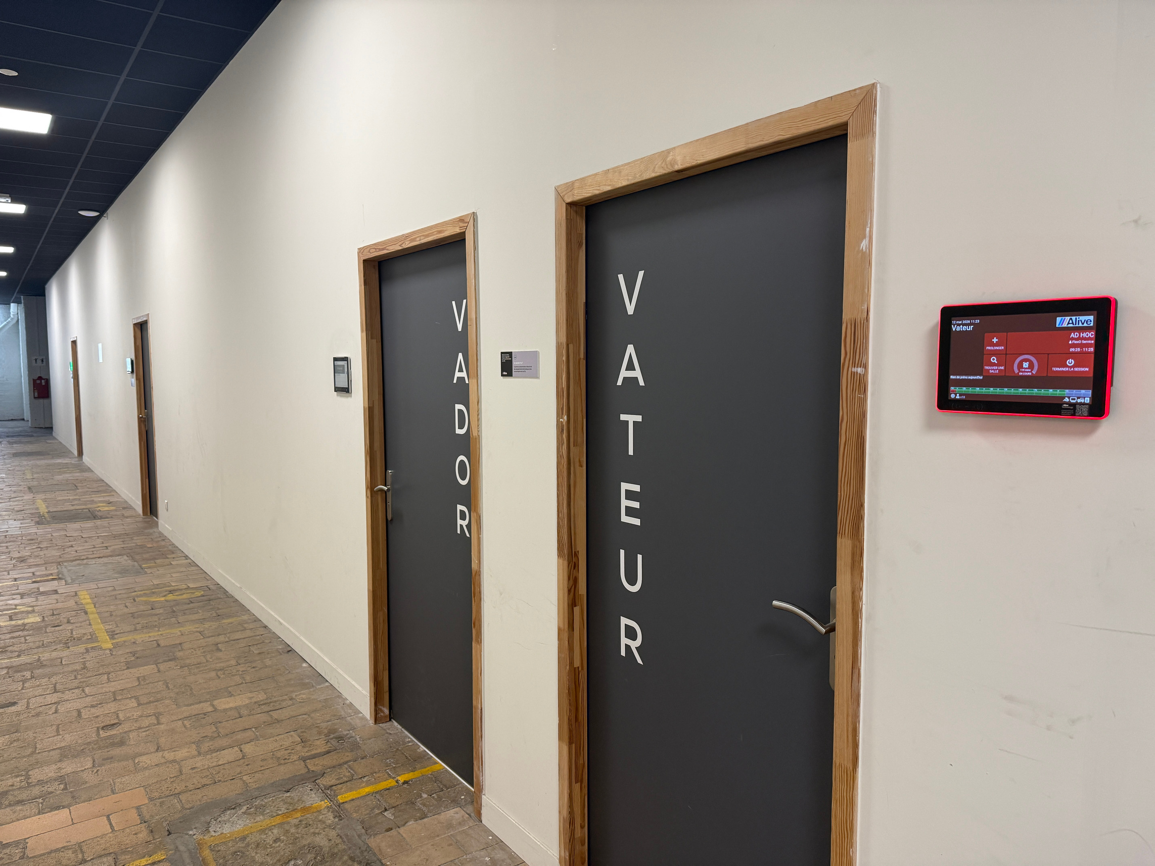 Couloir de salles Alive Technology avec écrans flexEZ